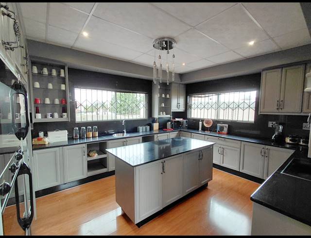 7 BEDROOM HOUSE FOR SALE IN STERPARK